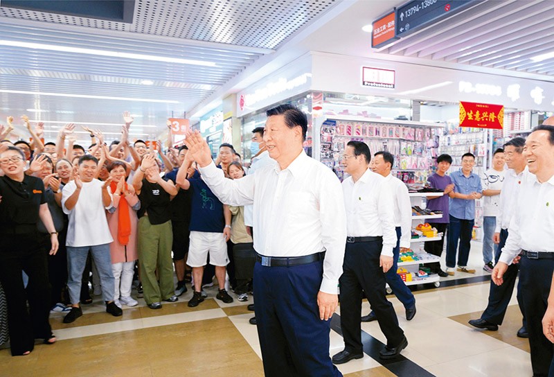 2023年9月20日至21日在浙江考察。这是20日上午，习近平在义乌国际商贸城考察时，同商户亲切交流.jpg